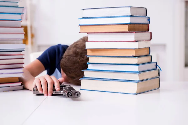 Giovane studente stressato a causa di studi eccessivi — Foto Stock