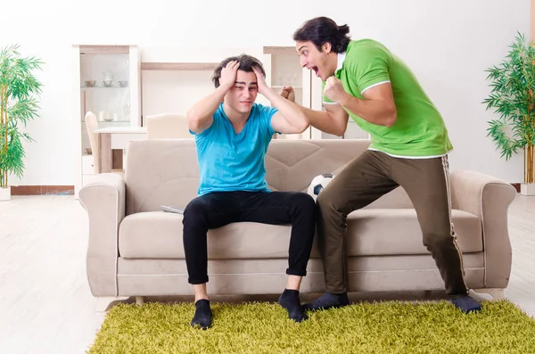 Friends watching football at home — Stock Photo, Image