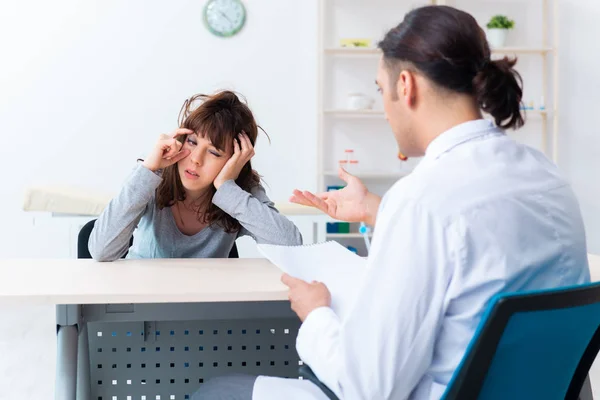 Psychisch kranke Patientin bei Arztbesuch — Stockfoto