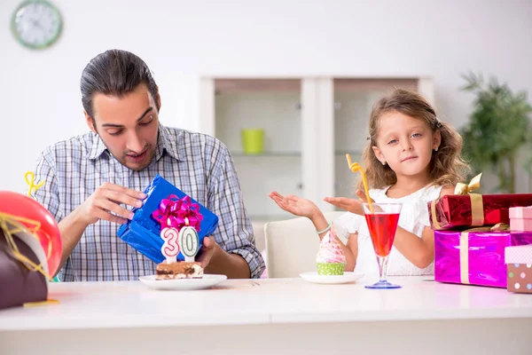 Father celebrating birthday with his daughter — Stock Photo, Image