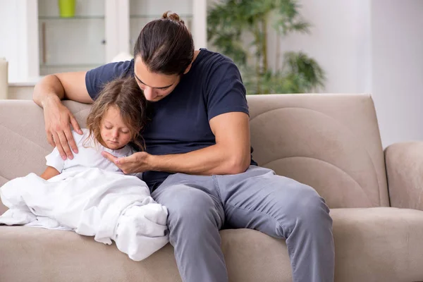 Vater kümmert sich um seine kranke Tochter — Stockfoto