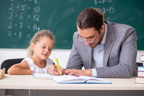 Professor com jovem na sala de aula — Fotografia de Stock