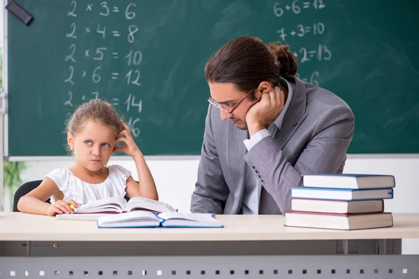 Lehrer mit jungem Mädchen im Klassenzimmer — Stockfoto