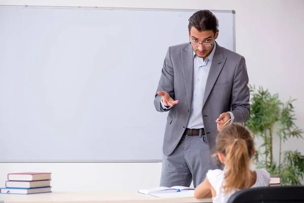 Leraar met jong meisje in de klas — Stockfoto