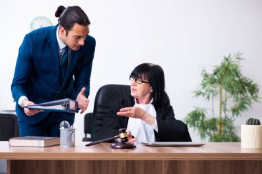 Genç stajyer yargıçtan tavsiye istiyor.