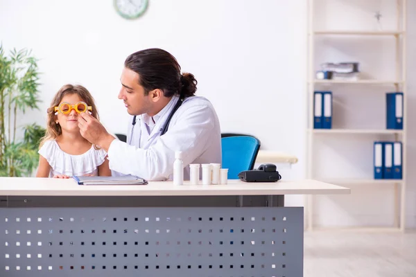 Jovem médico pediatra com menina pequena — Fotografia de Stock