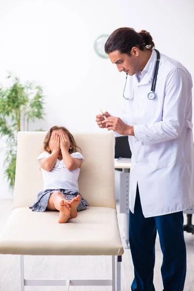 Jovem médico pediatra com menina pequena — Fotografia de Stock