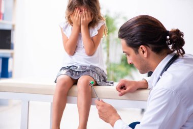 Küçük bir kızla genç bir doktor çocuk doktoru.