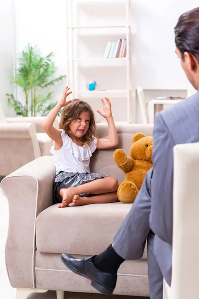 Child psychologist attending small girl — Stock Photo, Image