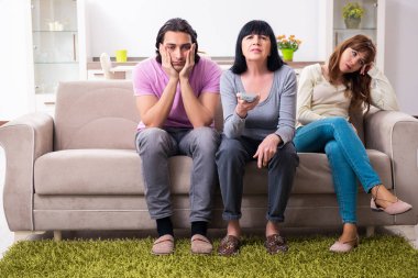 Aile sorunları konseptinde genç aile ve kayınvalide