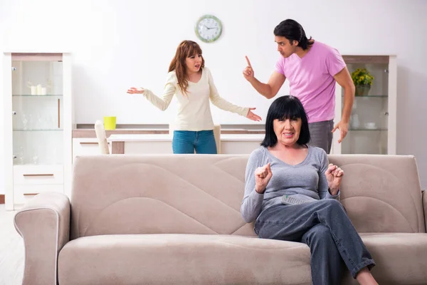 Junge Familie und Schwiegermutter in Familienangelegenheiten — Stockfoto