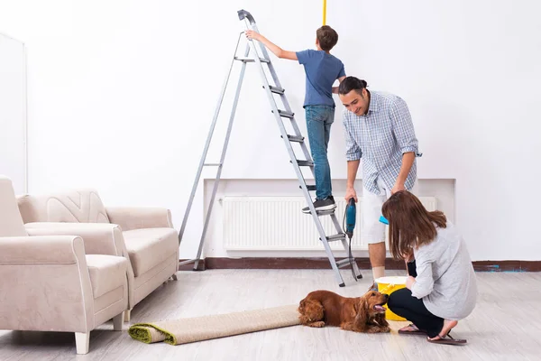 Joven familia haciendo la renovación del hogar — Foto de Stock