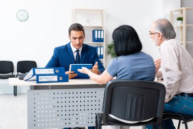 Finansal danışman yaşlı çifte emeklilik tavsiyesi veriyor