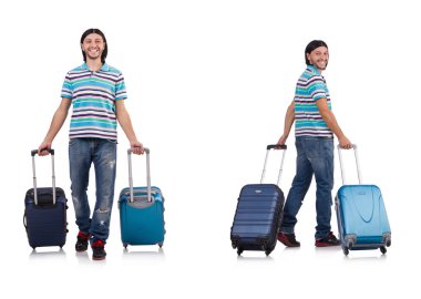 Genç adam beyaz bavullarla seyahat ediyor.