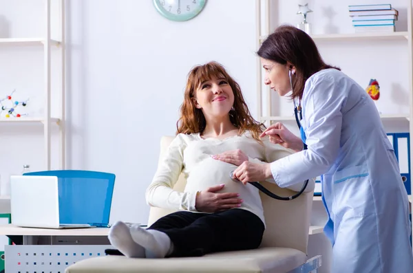 Jeune femme enceinte visite médecin gynécologue expérimenté — Photo