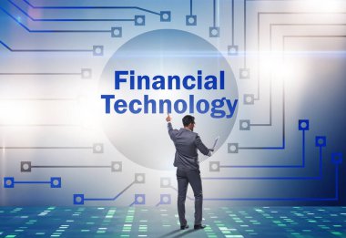 Fintech konseptinde düğmelere basan iş adamı