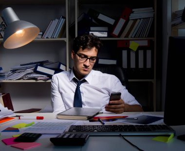 İş adamı ofiste geç saatlere kadar çalışıyor.