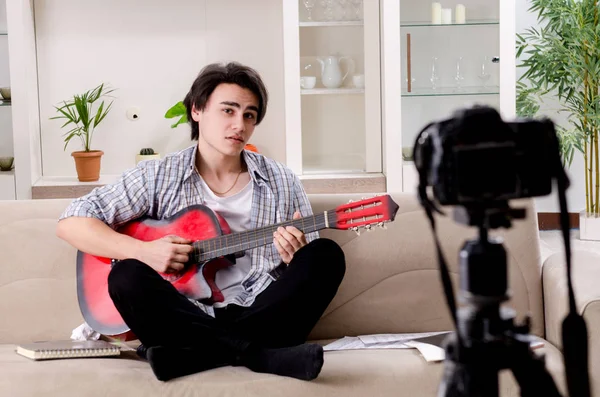 Jovem guitarrista gravação de vídeo para o seu blog — Fotografia de Stock