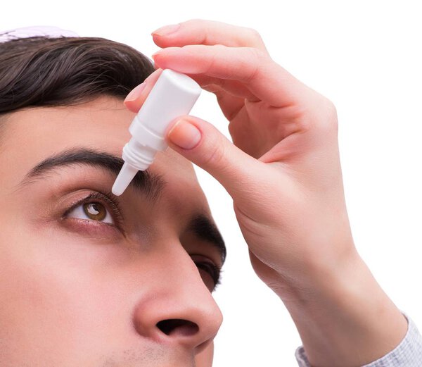 Молодой человек по уходу за глазами медицинская концепция
