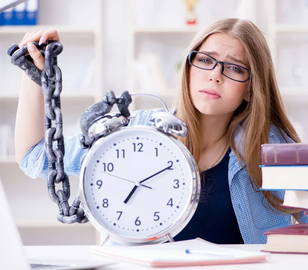 Jonge tiener vrouwelijke student voorbereiding voor examens thuis — Stockfoto