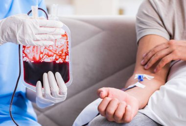 Hastanenin kliniğinde kan nakli olan hasta.