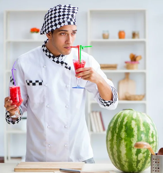 Cozinheiro masculino com melancia na cozinha — Fotografia de Stock