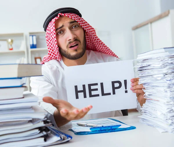 Ofiste çalışan Arap işadamı bir Pi ile evrak işi yapıyor.