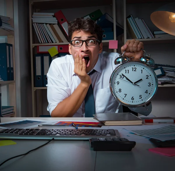 Hombre de negocios trabajando hasta tarde en la oficina — Foto de Stock