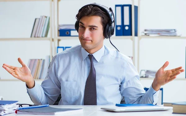 Operátor call centra mluví se zákazníkem na živém volání — Stock fotografie