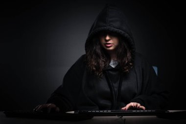 Ofiste güvenlik duvarını hackleyen kadın hacker.