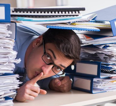 Ofiste çalışan son derece meşgul bir iş adamı.