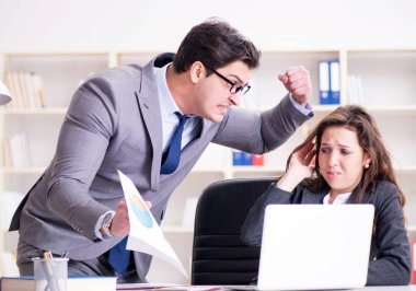 Kızgın patron kadın çalışan performansından memnun değil.