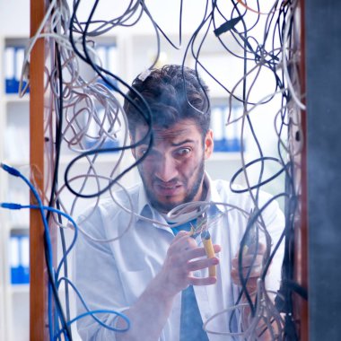 Elektrik teknisyeni tamir konseptinde kabloları çözmeye çalışıyor.
