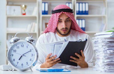 Ofiste çalışan Arap işadamı bir Pi ile evrak işi yapıyor.