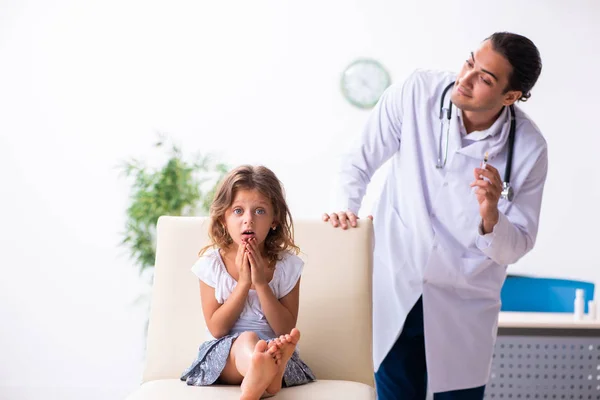 Junge Ärztin Kinderärztin mit kleinem Mädchen — Stockfoto
