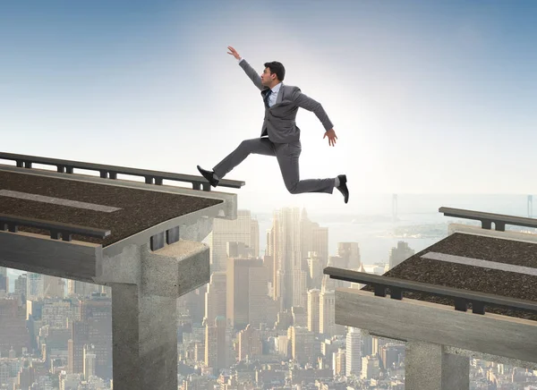 Joven empresario saltando por el puente — Foto de Stock