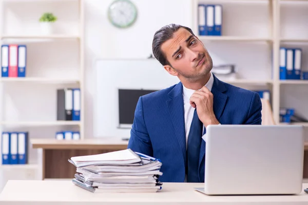 Ung man affärsman som arbetar på kontoret — Stockfoto