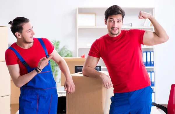 Due dipendenti appaltatori che trasportano oggetti personali — Foto Stock