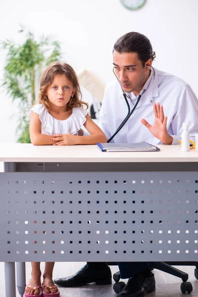 Młody lekarz pediatra z małą dziewczynką — Zdjęcie stockowe