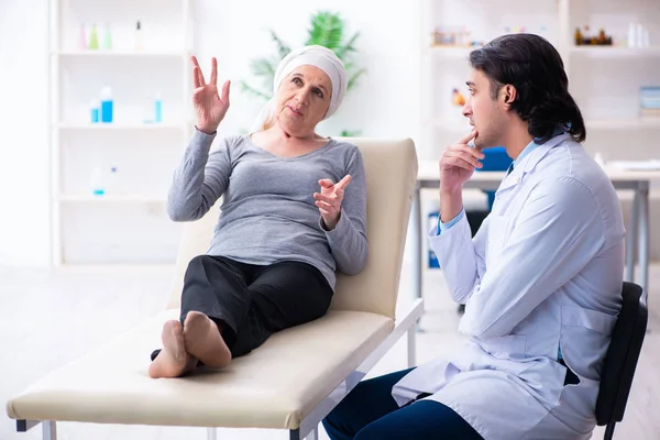 Giovane medico maschio e paziente oncologico femminile — Foto Stock