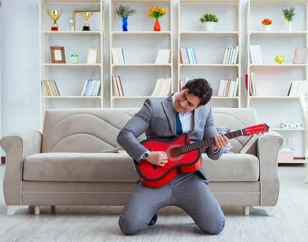 İş adamı tatile gidişini kutluyor