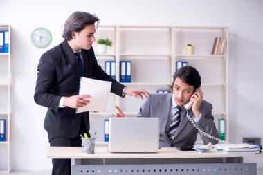 Ofiste çalışan iki genç çalışan.