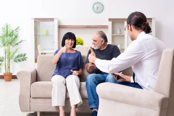 Vecchia coppia visita psichiatra medico — Foto Stock