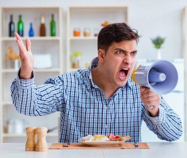 Hoparlörlü koca karısına bağırıyor.