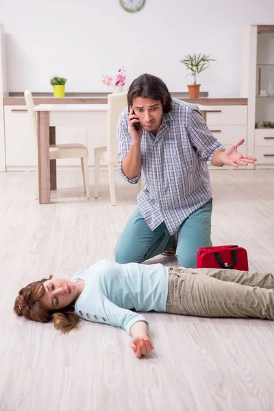 Junges Paar im Erste-Hilfe-Konzept zu Hause — Stockfoto