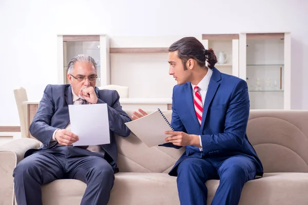 Two businessman discussing business in office — Stock Photo, Image