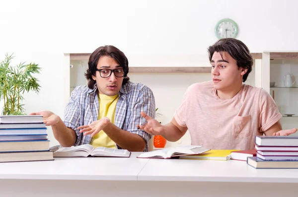 Twee mannelijke studenten bereiden zich thuis voor op examens — Stockfoto