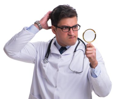 Elinde büyüteç olan genç bir erkek doktor.