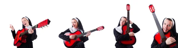 Nonne jouer de la guitare isolé sur blanc — Photo