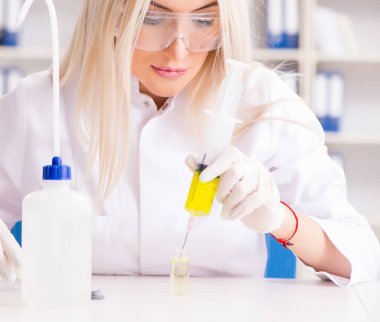 Hastane kliniğinde genç bayan doktor.
